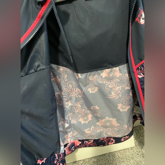 Nike Women’s Chinese New Year Wind Breaker - Small - Picture 5 of 5